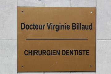 C'est une plaque qui dit le nom du médecin et sa spécialité.
La plaque du chirurgien dentiste